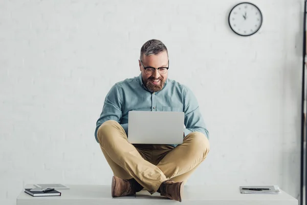 Homem Negócios Bonito Camisa Óculos Sentado Mesa Usando Laptop — Fotografia de Stock