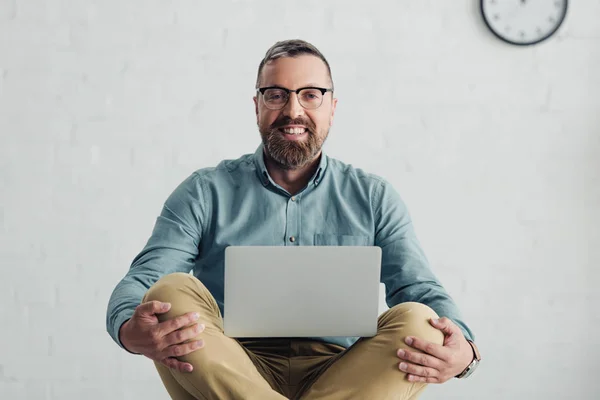 Handsome Businessman Shirt Glasses Smiling Holding Laptop — Stok fotoğraf