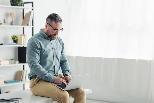 Schöner Geschäftsmann Hemd Und Brille Tisch Sitzend Und Mit Laptop — Stockfoto