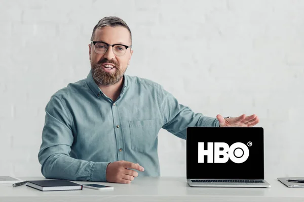 キエフ ウクライナ 2019 Hbo ロゴが付いたラップトップを保持するシャツのハンサムなビジネスマン — ストック写真