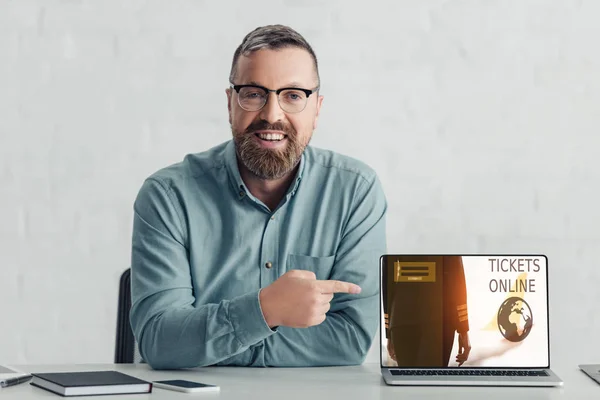 Guapo Hombre Negocios Camisa Apuntando Con Dedo Computadora Portátil Con — Foto de Stock