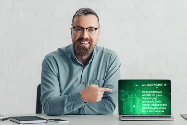 Hombre Negocios Guapo Camisa Que Apunta Con Dedo Computadora Portátil — Foto de Stock