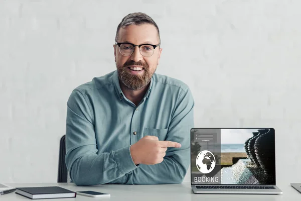 Schöner Geschäftsmann Hemd Der Mit Dem Finger Auf Laptop Mit — Stockfoto