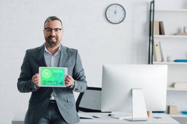 alışveriş web sitesi ile dijital tablet tutan resmi giyim yakışıklı işadamı 