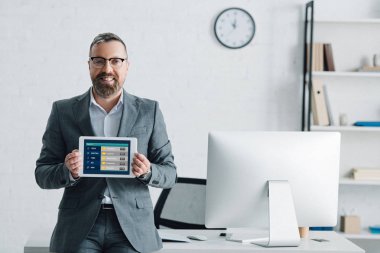spor bahis web sitesi ile dijital tablet tutan resmi giyim yakışıklı işadamı 