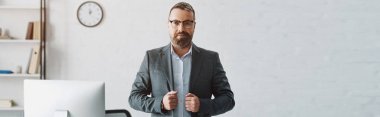 resmi giyim yakışıklı işadamının panoramik çekim kameraya bakarak 