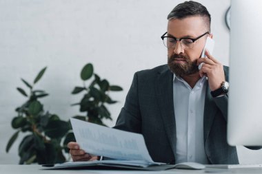 yakışıklı işadamı resmi giyim akıllı telefon ve belge tutan konuşma 