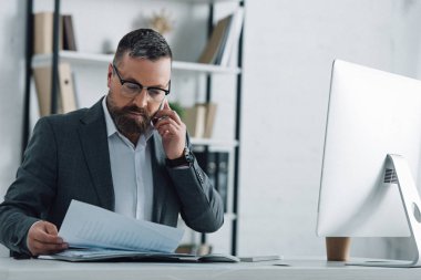 yakışıklı işadamı resmi giyim akıllı telefon ve belge tutan konuşma 