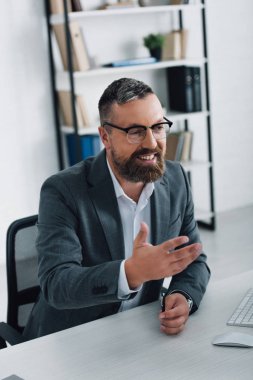 yakışıklı işadamı resmi giyim gülümseyerek ve uzağa bakıyor 