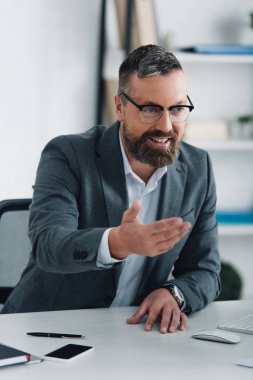 yakışıklı işadamı resmi giyim gülümseyerek ve uzağa bakıyor 