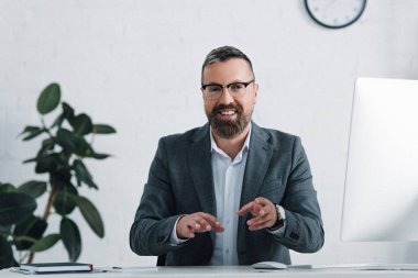 resmi giyim yakışıklı işadamı gülümseyerek ve kameraya bakarak 
