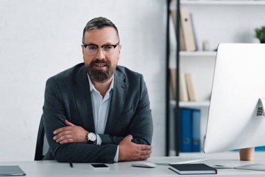 resmi giyim yakışıklı işadamı gülümseyerek ve kameraya bakarak 