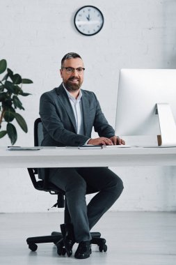 resmi giyim yakışıklı işadamı gülümseyerek ve kameraya bakarak 