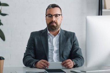 yakışıklı işadamı resmi giyim akıllı telefon tutan ve kamera bakarak 