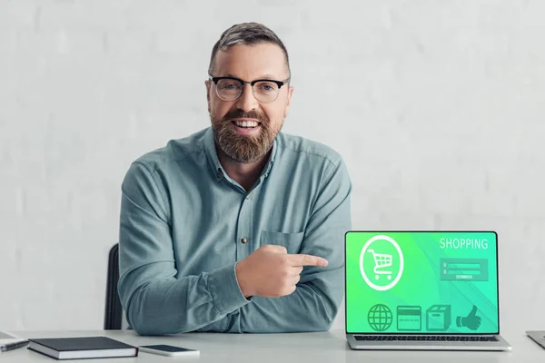 Guapo Hombre Negocios Camisa Apuntando Con Dedo Computadora Portátil Con — Foto de Stock