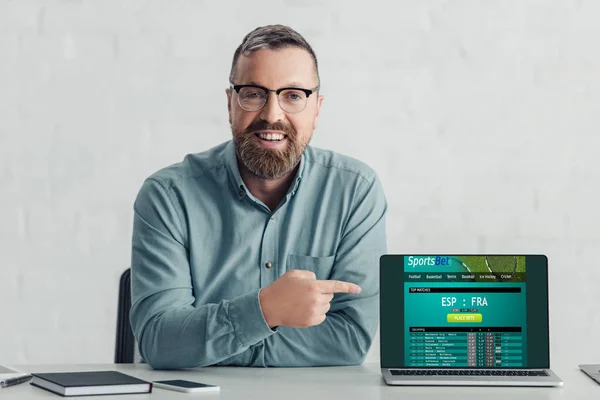 Homem Negócios Bonito Camisa Apontando Com Dedo Para Laptop Com — Fotografia de Stock