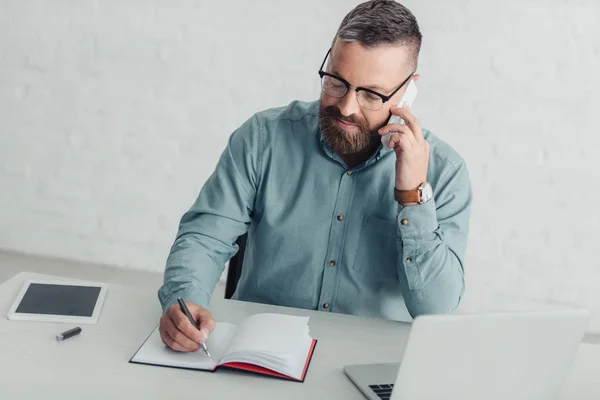 Stilig Affärsman Skjorta Och Glasögon Talar Smartphone Och Hålla Penna — Stockfoto