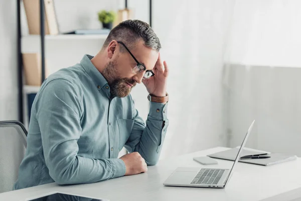 Homem Negócios Bonito Camisa Óculos Olhando Para Laptop Escritório — Fotografia de Stock