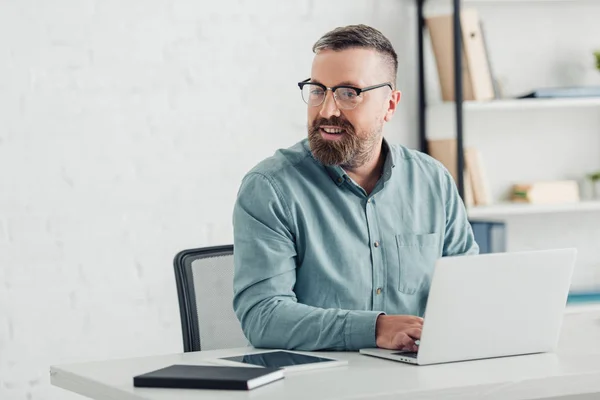 Homem Negócios Bonito Camisa Óculos Usando Laptop Escritório — Fotografia de Stock