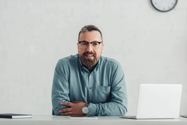 Homem Negócios Bonito Camisa Óculos Olhando Para Câmera Escritório — Fotografia de Stock