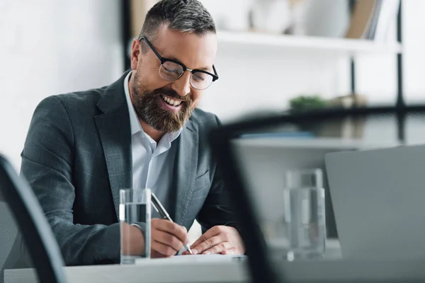 Hombre Negocios Guapo Ropa Formal Gafas Escritura Con Pluma Oficina — Foto de Stock