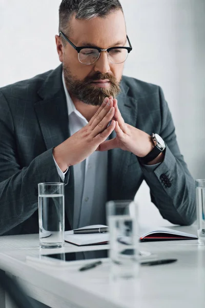 Schöner Geschäftsmann Formeller Kleidung Und Brille Der Büro Wegschaut — Stockfoto