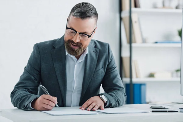 Stilig Affärsman Formella Slitage Och Glasögon Skriva Med Penna Office — Stockfoto