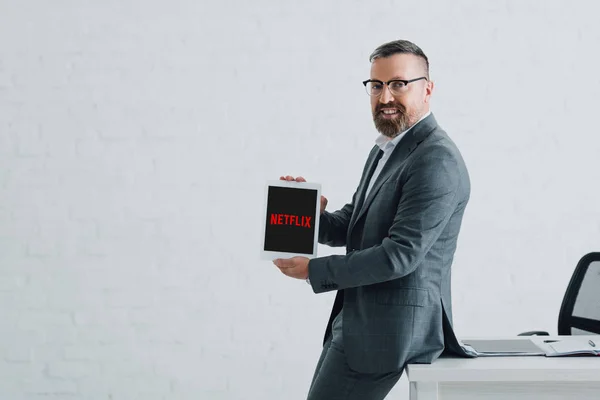 Quiiv Ucrânia Agosto 2019 Belo Homem Negócios Uso Formal Segurando — Fotografia de Stock