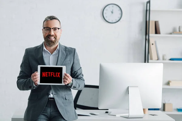 Kiev Ukrayna Ağustos 2019 Netflix Logolu Dijital Tablet Tutan Resmi — Stok fotoğraf