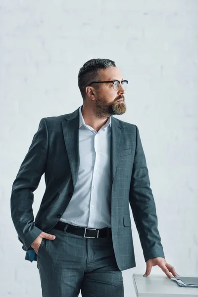 Homem Negócios Bonito Desgaste Formal Óculos Olhando Para Longe — Fotografia de Stock
