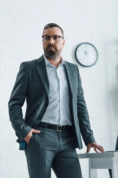 Guapo Hombre Negocios Ropa Formal Gafas Mirando Hacia Otro Lado — Foto de Stock