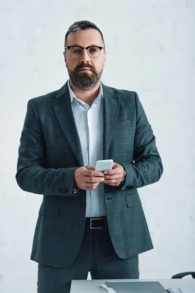 Homem Negócios Bonito Desgaste Formal Óculos Segurando Smartphone Olhando Para — Fotografia de Stock