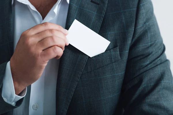 Vista Cortada Homem Desgaste Formal Segurando Cartão Branco Escritório — Fotografia de Stock