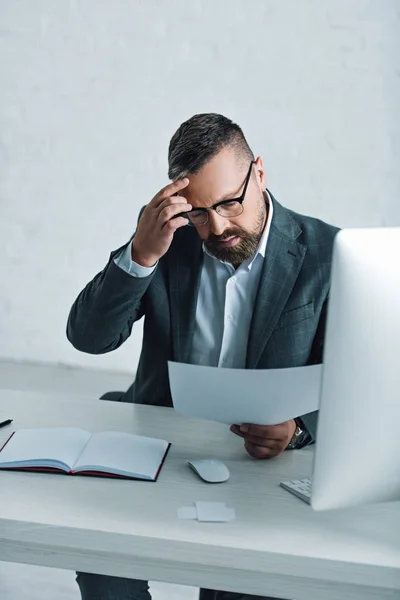 Guapo Hombre Negocios Ropa Formal Gafas Haciendo Papeleo — Foto de Stock