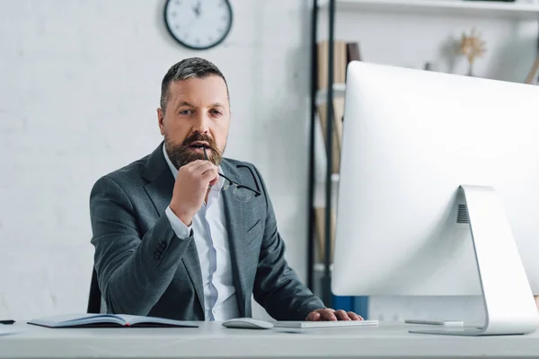 Knappe Zakenman Formele Slijtage Houden Glazen Kijken Naar Camera Appartement — Stockfoto