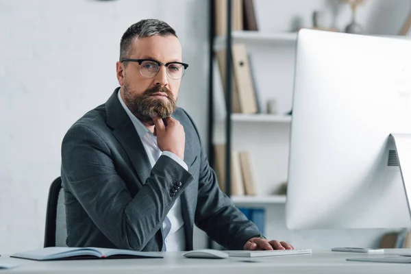 Guapo Hombre Negocios Ropa Formal Gafas Mirando Cámara Oficina — Foto de Stock