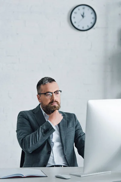 Guapo Hombre Negocios Ropa Formal Gafas Mirando Computadora — Foto de Stock