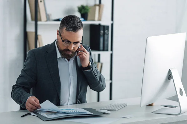 Stilig Affärsman Formella Slitage Pratar Smartphone Och Hållande Dokument — Stockfoto