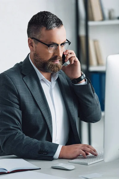 Handsome Businessman Formal Wear Talking Smartphone Looking Computer — Stock Photo, Image