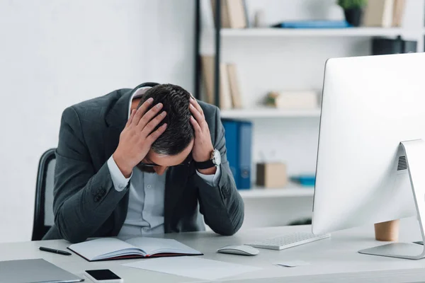 Müder Geschäftsmann Festlicher Kleidung Sitzt Büro Tisch — Stockfoto