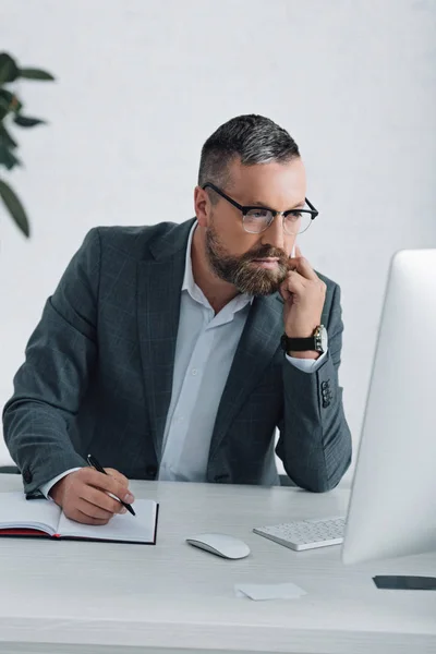 Hombre Negocios Guapo Ropa Formal Hablando Teléfono Inteligente Celebración Pluma — Foto de Stock