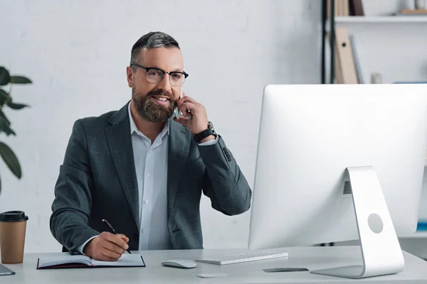 Knappe Zakenman Formele Slijtage Praten Smartphone Het Vasthouden Van Pen — Stockfoto