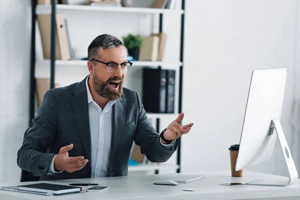 Bonito Empresário Formal Desgaste Falando Vídeo Chat Escritório — Fotografia de Stock