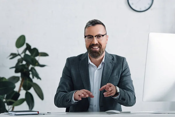 Przystojny Biznesmen Formalne Zużycie Uśmiechnięty Patrząc Aparat Fotograficzny — Zdjęcie stockowe