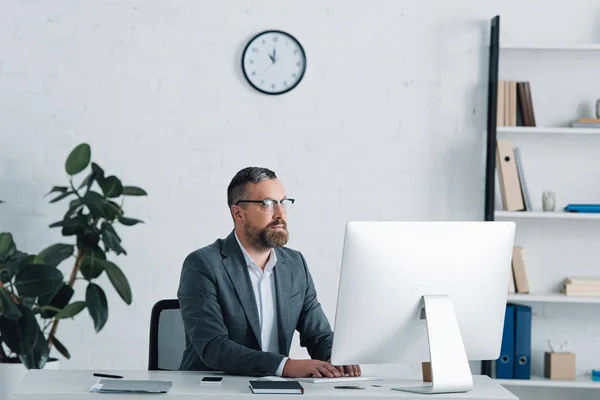 Stilig Affärsman Formella Slitage Och Glasögon Med Hjälp Dator — Stockfoto