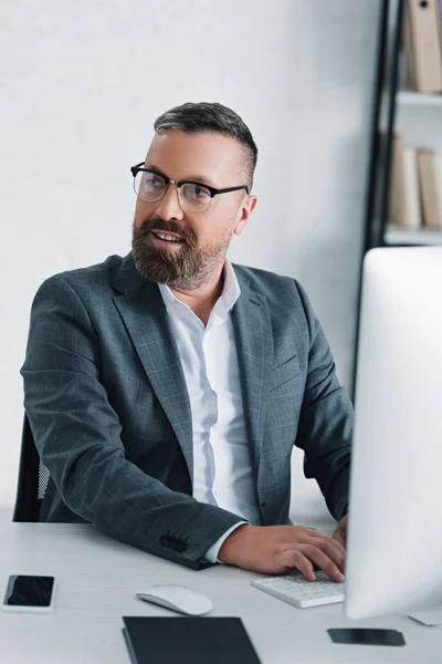 Homem Negócios Bonito Desgaste Formal Óculos Usando Computador — Fotografia de Stock