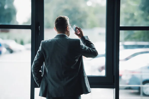 Visão Traseira Homem Desgaste Formal Segurando Smartphone — Fotografia de Stock