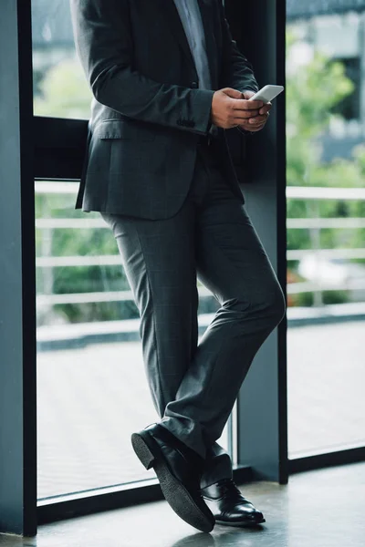 Visão Cortada Homem Negócios Desgaste Formal Segurando Smartphone — Fotografia de Stock