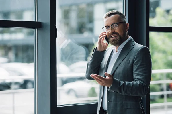 Stilig Affärsman Formella Slitage Och Glasögon Pratar Smartphone — Stockfoto