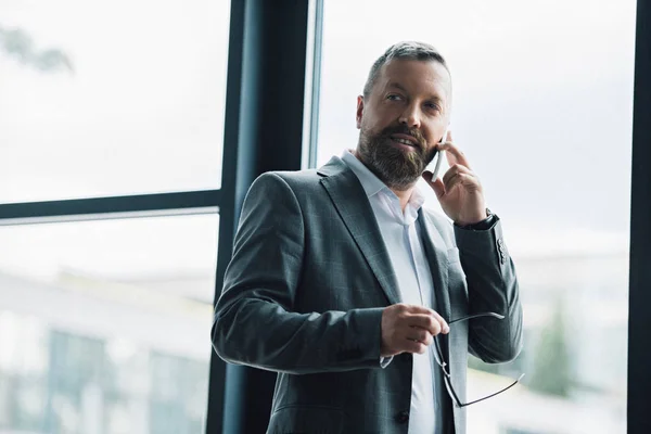 Knappe Zakenman Formele Slijtage Met Glazen Praten Smartphone — Stockfoto